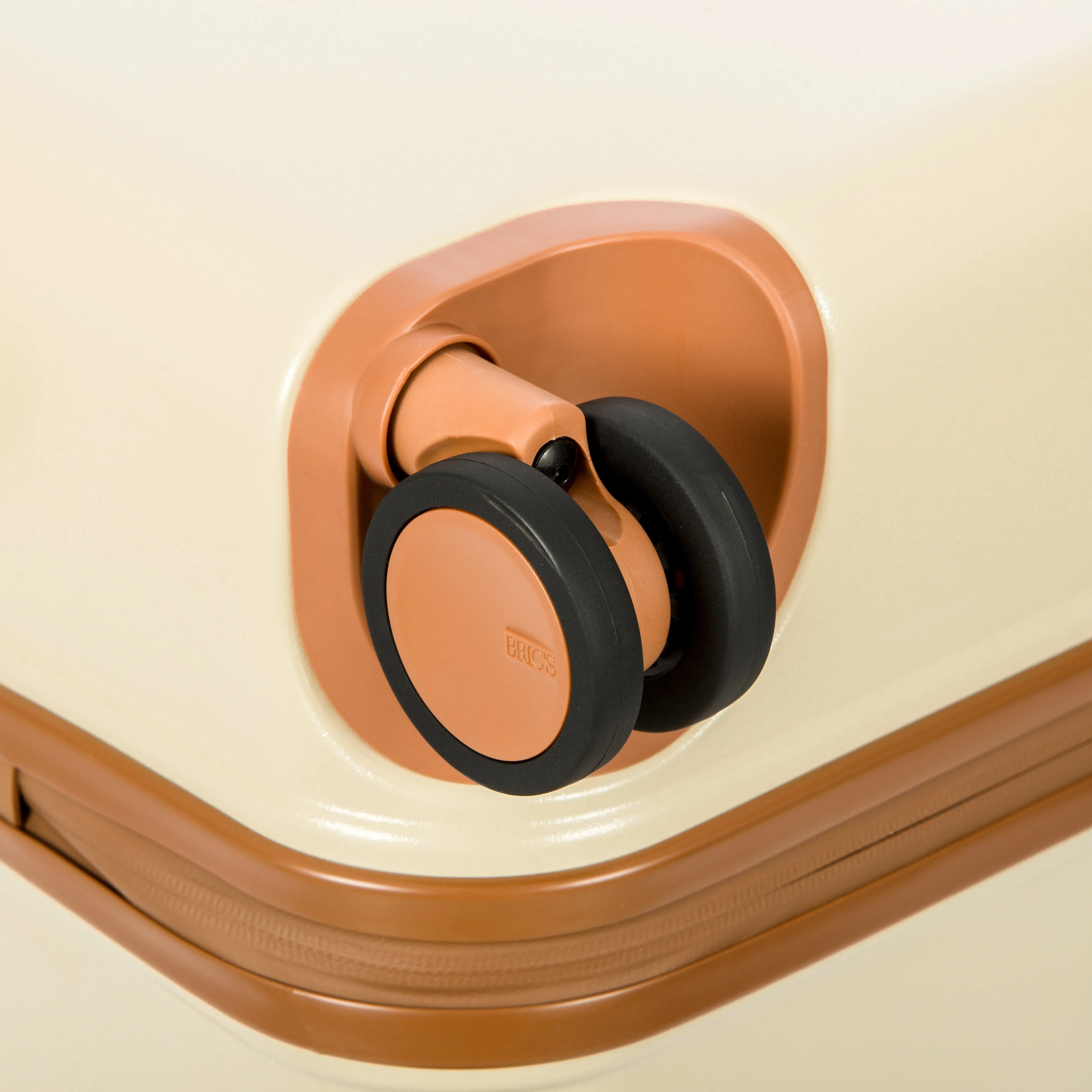Bellagio 2.0 30" spinner trunk - Cream